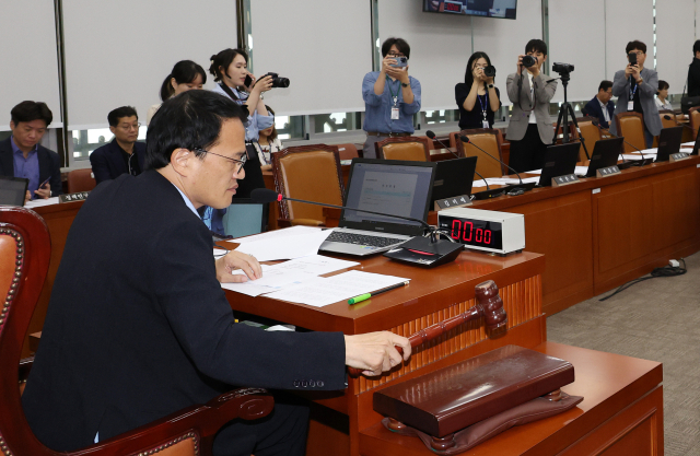 국회 보건복지위원장인 더불어민주당 박주민 의원이 13일 국회에서 열린 전체회의에서 의사봉을 두드리고 있다. 연합뉴스