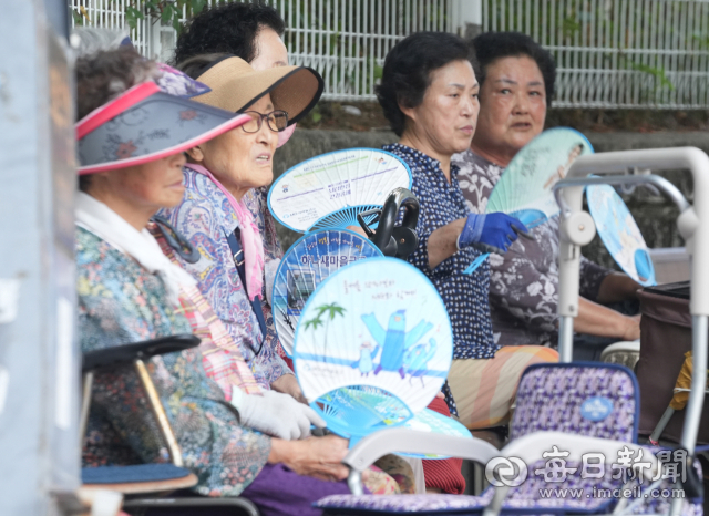 대구 낮 최고기온이 35.6°C를 기록하면서 올 들어 가장 더운 날씨를 보인 지난 13일 대구 중구의 한 주택가에서 더위를 피해 그늘 밑에 옹기종기 모여 앉은 노인들이 부채질을 하며 더위를 피하고 있다. 이날 기온은 평년(28.7°C)에 비해 7°C 가량 높은 수치다.매일신문 DB