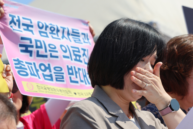 한국환자단체연합회, 중증아토피연합회, 한국희귀·난치성질환연합회, 한국유방암환우총연합회 등 환자 단체 회원들이 13일 오전 서울 영등포구 여의도 국회 앞에서 의료계 집단휴진 철회를 촉구하고 있다. 연합뉴스