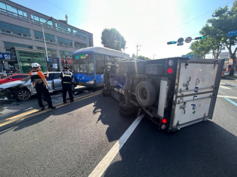 대구 동구 용계삼거리서 '3중 충돌 교통사고'…4명 경상