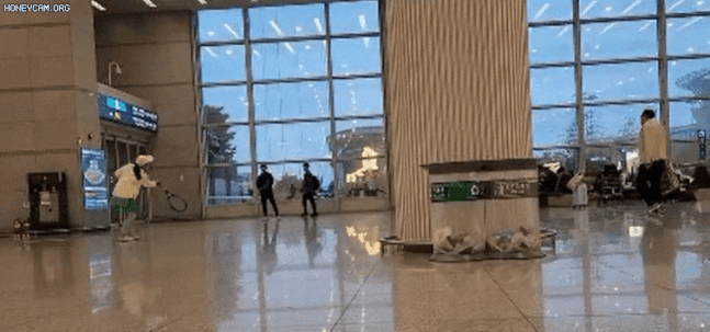 인천공항 내부서 테니스를 치는 남녀. 인스타그램