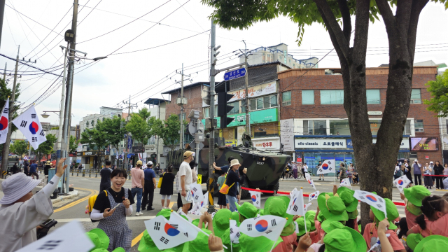 14일 오후 육군 장갑차들이 시민들의 환영을 받으면서 상주시내를 통과하고 있다. 고도현 기자