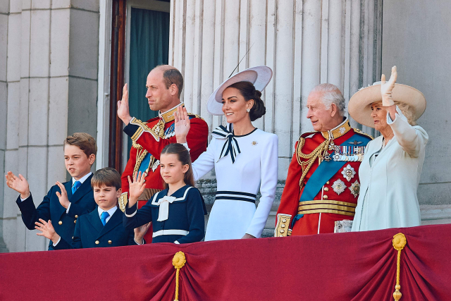 찰스 3세 국왕 부부와 윌리엄 왕세자 가족이 버킹엄궁 발코니에서 군중을 바라보고 있다. EPA 연합뉴스