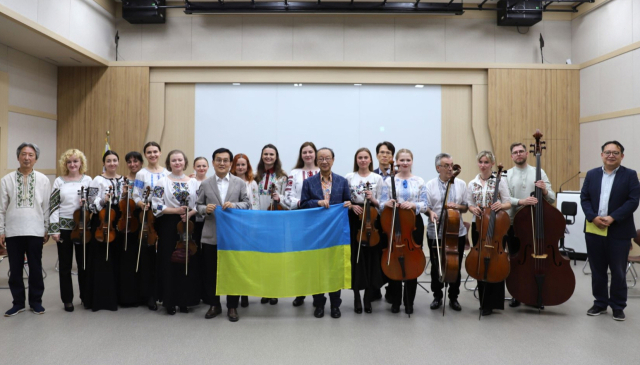 우크라이나 유니온 챔버 오케스트라와 최성해 동양대 총장이 기념 사진을 촬영했다. 동양대 제공