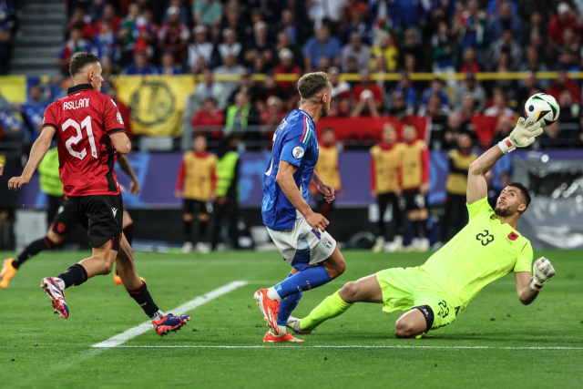 이탈리아의 다비데 프라테시가 16일 독일 도르트문트의 BVB 슈타디온 도르트문트에서 열린 유로 2024 알바니아와의 경기에 출전해 슛을 시도하고 있다. 연합뉴스