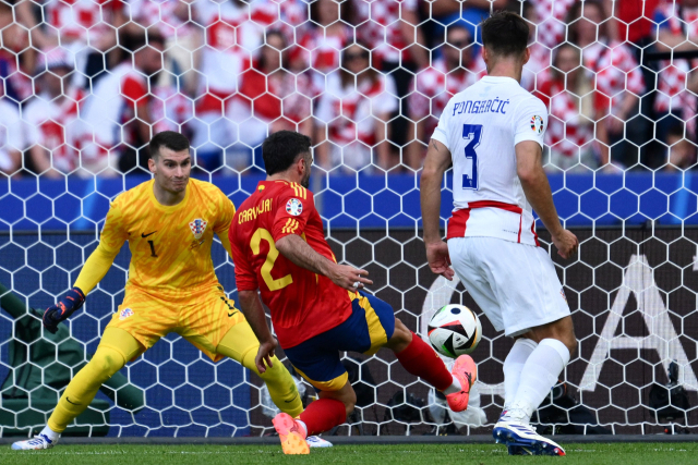 스페인의 다니 카르바할(2번)이 16일 독일 베를린의 베를린 올림픽 슈타디온에서 열린 유로 2024 크로아티아와의 경기에 출전해 골을 성공시키고 있다. 연합뉴스