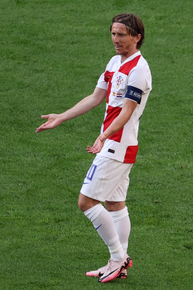크로아티아의 루카 모드리치가 16일 독일 베를린의 베를린 올림픽 슈타디온에서 열린 유로 2024 이탈리아와의 경기 도중 심판에게 불만을 표시하고 있다. 연합뉴스