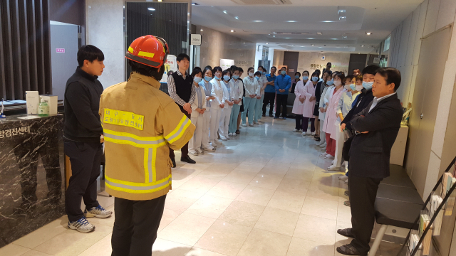 지난해 대구여성아이병원과 도원119안전센터는 화재안전교육 및 합동소방훈련을 실시하고 있는 모습.