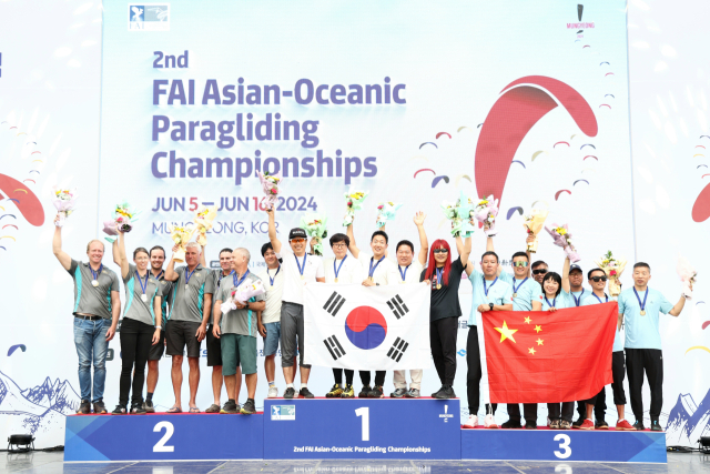 대한민국 패러글라이딩 대표선수단이 5일부터 16일까지 경북 문경에서 열린 제2회 FAI 아세안-오세아닉 챔피언십 대회에서 단체 우승을 차지했다. 대한패러글라이딩협회 제공