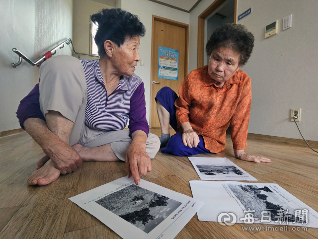 지난 14일 대구 동구 숙천경로당에서 만난 박정생(86·왼쪽), 이정애(86)씨가 차바퀴 보리타작 사진을 보며 그때를 회상하고 있다. 박 씨는 