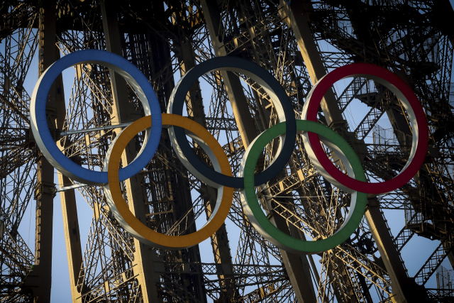 프랑스 파리 에펠탑에 올림픽을 상징하는 대형 오륜이 설치돼 있다. 연합뉴스
