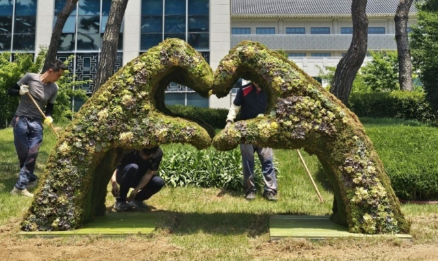 경북 스토리스쿨 교육생인 김영미씨의 작품이 경북도청 홍익관 앞에 전시돼 주목받고 있다. 경북콘텐츠진흥원 제공