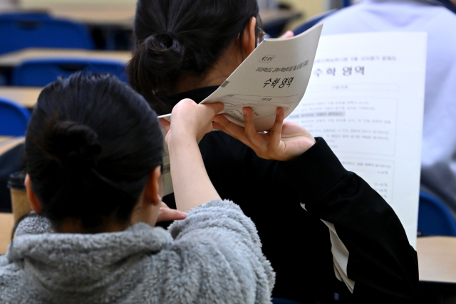 지난 4일 오전 서울 양천구 목동종로학원에서 수험생들이 2025학년도 대학수학능력시험 평가원 6월 모의고사를 위해 시험지를 건네받고 있다. 연합뉴스