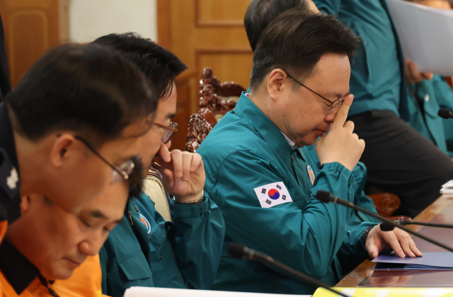 조규홍 보건복지부 장관이 16일 서울 종로구 정부서울청사에서 열린 의사집단행동 중앙재난안전대책본부 회의에 참석해 개회를 기다리고 있다. 연합뉴스