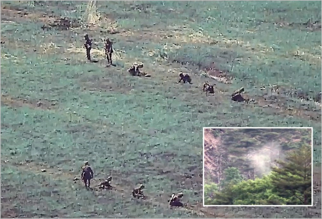 최근 비무장지대(DMZ)에서 작업중인 북한군. 연합뉴스