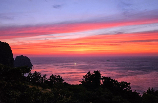 17일 경북 울릉군 서면 낙조. 조준호 기자