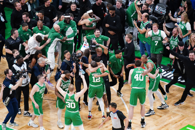 보스턴 셀틱스 선수들이 18일 미국 보스턴의 TD가든에서 열린 댈러스 매버릭스와의 2023-2024 NBA 챔피언 결정전 5차전을 승리로 이끌며 우승을 확정한 뒤 기뻐하고 있다. 연합뉴스