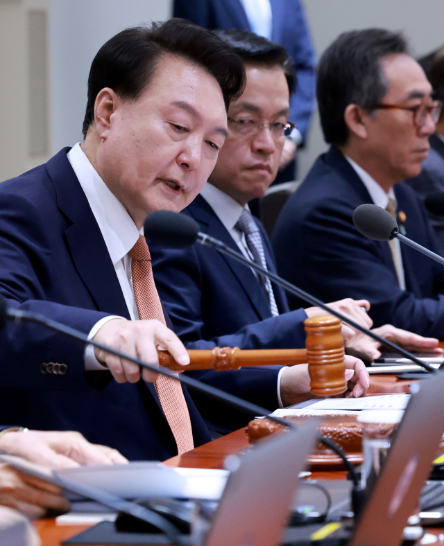 윤석열 대통령이 18일 서울 용산 대통령실 청사에서 열린 국무회의를 시작하며 의사봉을 두드리고 있다. 연합뉴스