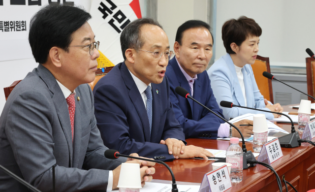 국민의힘 추경호 원내대표(왼쪽 두번째)가 18일 오후 국회에서 열린 재정·세제개편특별위원회 전체회의에 참석해 발언하고 있다. 연합뉴스