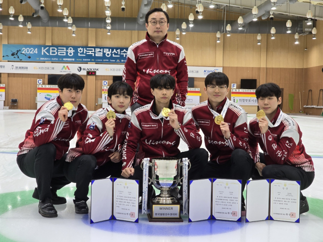 의성군청 남자 컬링팀이 지난 17일 의정부에서 열린 한국컬링선수권대회에서 우승해 2024-2025 국가대표 자격을 얻었다. 사진 왼쪽부터 후보 김진훈(21). 스킵 이재범(23), 서드 김효준(21), 세컨드 표정민(22), 리드 김은빈(21). 사진 뒷쪽 코치 이동건. 의성군 제공.