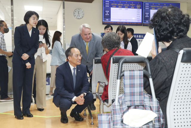 국민의힘 추경호 원내대표가 의료파업 현장 긴급점검으로 18일 오전 서울 동작구 보라매병원을 방문해 환자들을 만나고 있다. 연합뉴스