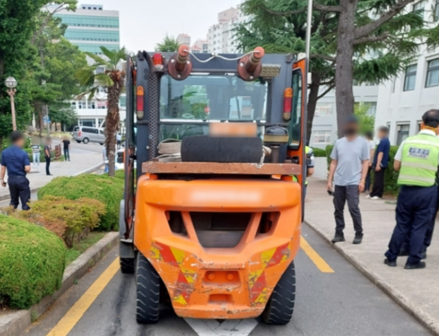 부산대 캠퍼스 내 사고가 발생한 지게차. 부산시경찰청 제공