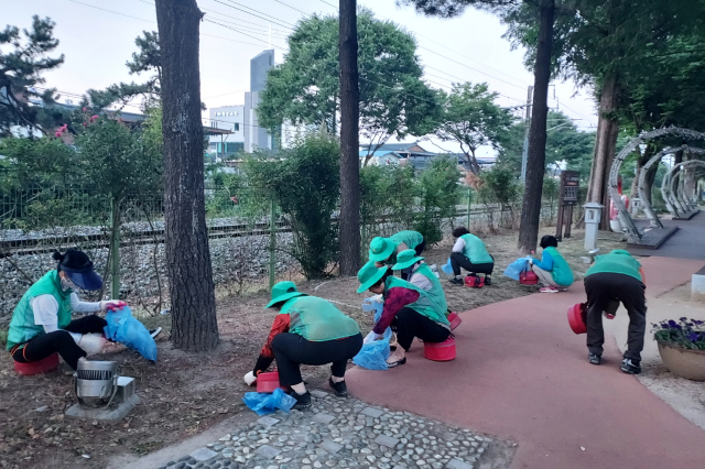 하망동 새마을 부녀회 회원들이 생활쓰레기를 수거하고 잇다. 하망동사무소 제공