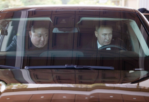 김정은, 푸틴 '아우루스'에 태우고 직접 운전…번호판 의미는?