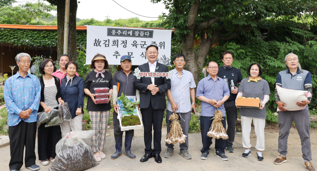 칠곡군 가산면 응추리 마을 주민들과 김재욱 칠곡군수가 20일 고 김희정 중위 유가족에게 보낼 농산물을 들고 기념촬영을 하고 있다. 칠곡군 제공