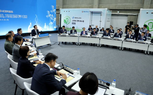 윤석열 대통령이 20일 오후 포항 남구 동해면 2차전지 종합관리센터에서 열린 기회발전특구 협약 체결식에서 모두 발언하고 있다. 김영진 기자 kyjmaeil@imaeil.com