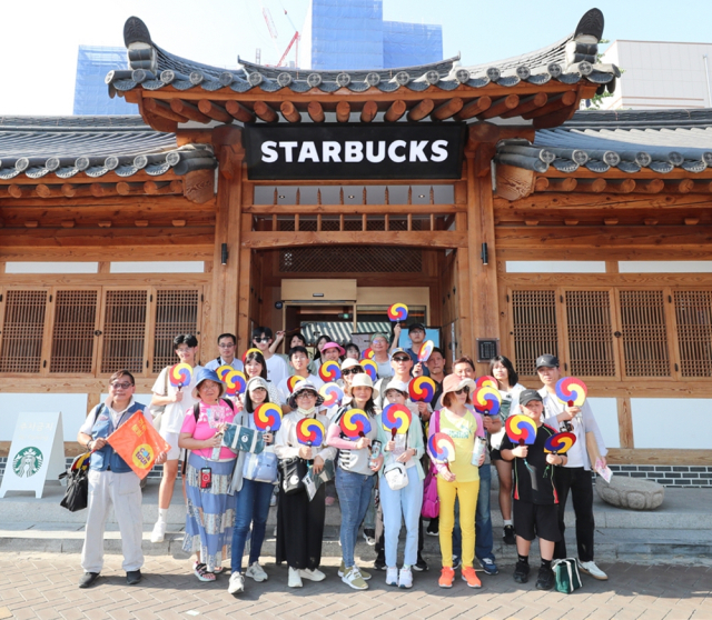 스타벅스가 지난 19일 스타벅스 대구종로고택점에서 외국인 관광객 90여 명을 대상으로 환대 행사를 펼쳤다.