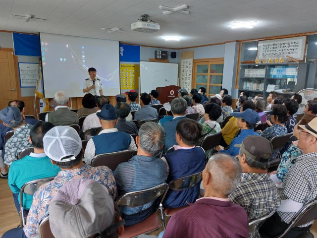 20일 청송경찰서는 청송군 진보면 진보노인대학 어르신 100여 명을 대상으로 교통안전 교육을 진행했다. 청송경찰서 제공