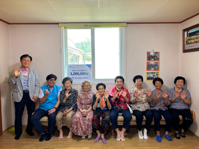 한국수자원공사 구미권지사(지사장 옥희철)는 지난 19일 구미 고아읍 괴평2리 노인회관을 찾아 100만 원 상당의 생활용품을 전달했다. 한국수자원공사 구미권지사 제공