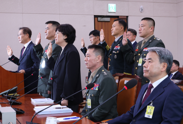 박성재 법무부 장관(앞줄 왼쪽 부터), 박정훈 전 해병대 수사단장, 유재근 전 국방부 법무비서관 등이 21일 오전 국회 법제사법위원회에서 열린 