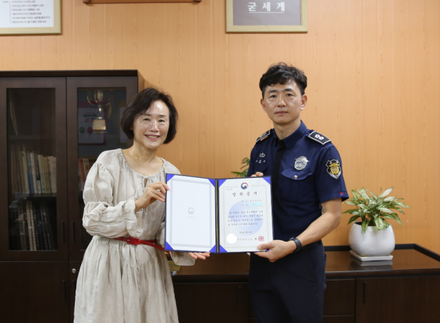 부산구치소가 21일 부산 사상구 동주중학교에 사랑의 장학금을 전달하고 있다. [사진=부산구치소]