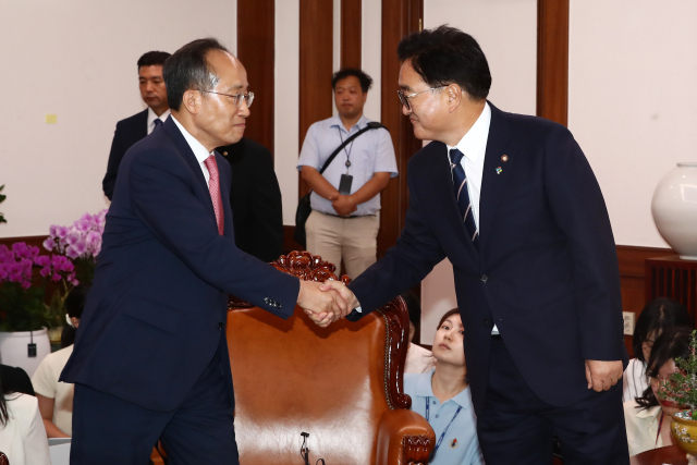 우원식 국회의장이 21일 오후 국회의장실에서 원 구성을 위한 양당 원내대표 회동에서 국민의힘 추경호 원내대표와 악수하고 있다. 연합뉴스