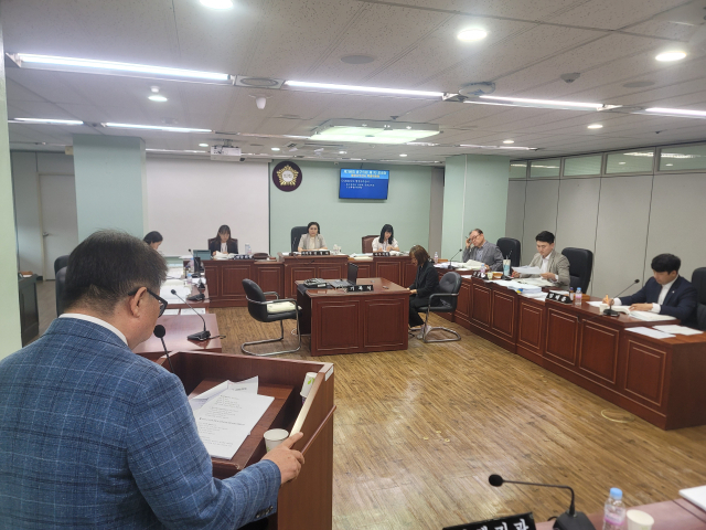 21일 도심재생문화재단을 상대로 중구의회가 행정사무감사를 진행하고 있다. 박성현 기자