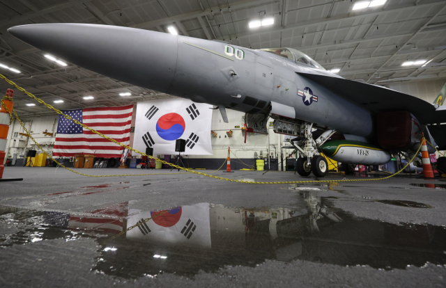 22일 오후 부산 해군작전기지에서 열린 미국 항공모함인 