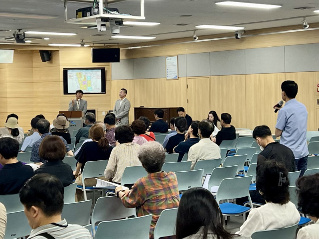 20일 오후 대구 수성구청 대강당에서 열린 범어아파트지구 정비구역 개발기본계획 변경안에 관한 주민설명회에서 주민들과 구청 직원이 질의응답을 나누고 있다. 구민수 기자