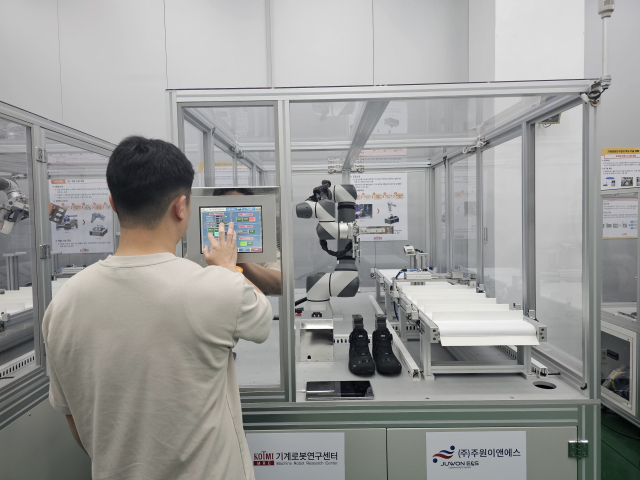 한국섬유기계융합연구원(KOTMI) 기계로봇연구센터. 연구원이 새롭게 개발 중인 로봇을 점검 중이다. 정우태기자