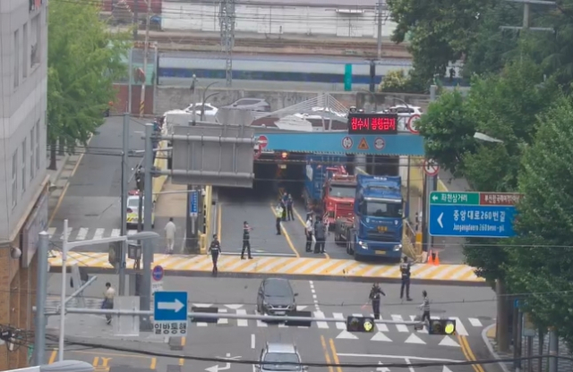 23일 낮 부산시 동구 초량제1지하차도 충장대로 부산북항 방향에서 트레일러 차량이 지하도에 걸리는 교통사고가 발생, 도로 통제가 이뤄지며 인근 차량 정체도 이어지고 있다. 경찰청