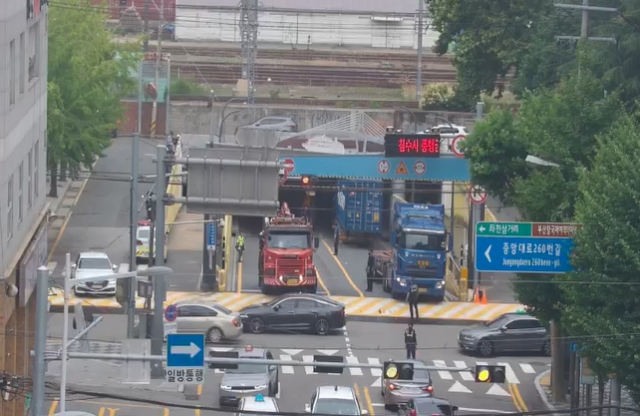 23일 낮 부산시 동구 초량제1지하차도 충장대로 부산북항 방향에서 트레일러 차량이 지하도에 걸리는 교통사고가 발생, 도로 통제가 이뤄지며 인근 차량 정체도 이어지고 있다. 경찰청