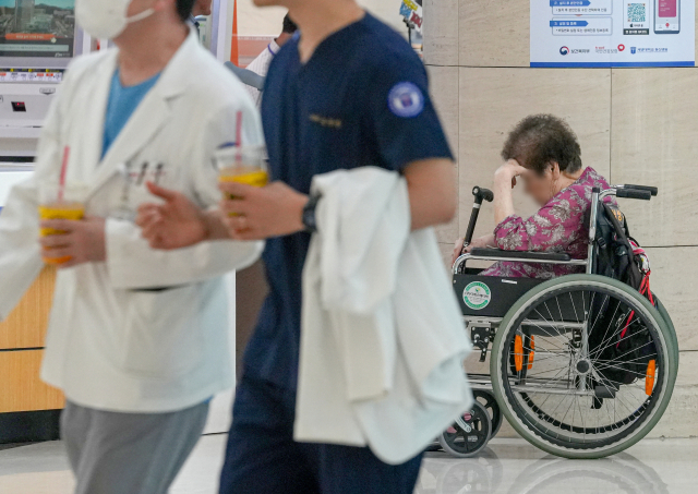 21일 대구의 한 대학병원에 내원한 한 시민이 진료를 보기 위해 대기하고 있다. 안성완 기자 asw0727@imaeil.com