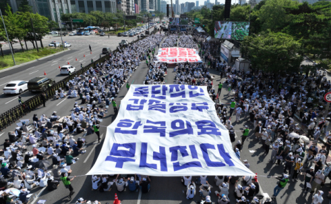 넉달넘은 의료공백…이달말 다시 '마무리 vs 확산' 기로