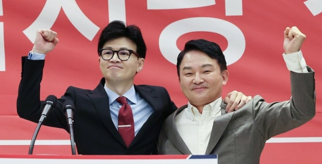 2024년 1월 16일 당시 한동훈 국민의힘 비상대책위원장과 원희룡 전 국토교통부 장관이 인천 계양구 카리스 호텔에서 열린 인천시당 신년인사회에 참석해 어깨동무를 하고 손을 들고 있다. 연합뉴스