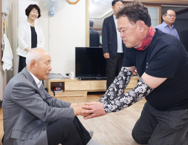 경북 칠곡군 응추리의 이종록 이장(사진 오른쪽)이 6·25 한국전쟁 당시 마을을 지키다 전사한 고(故) 김희정 중위의 유가족을 지난 23일 만나 큰절을 올렸다. 칠곡군 제공