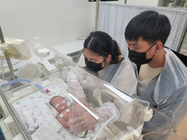 지난 21일 대구의 한 대학병원 신생아중환자실. 나타야(33) 씨와 타마사(37) 씨가 지난달 태어난 아기를 보고 있다. 박성현 기자