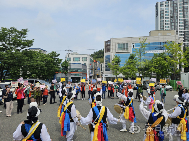 포항 구룡포읍 주민들이 24일 포항시청 앞 주차장에서 추모공원 유치를 희망하며 사물놀이를 펼치고 있다. 신동우 기자