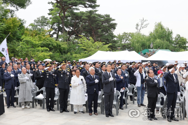 지난 6일 포항시 북구 덕수동 충혼탑 광장에서 현충일 추념식이 열리고 있다. 이곳은 6.25전쟁 때 산화한 포항지역 출신 전몰군경들의 넋을 추모하기 위해서 1964년 건립된 곳이다. 포항시 제공