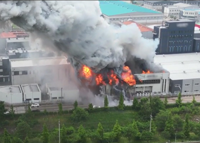 24일 오전 경기도 화성시 1차전지 제조 업체 공장에서 불이 나 연기와 불길이 치솟고 있다. 연합뉴스